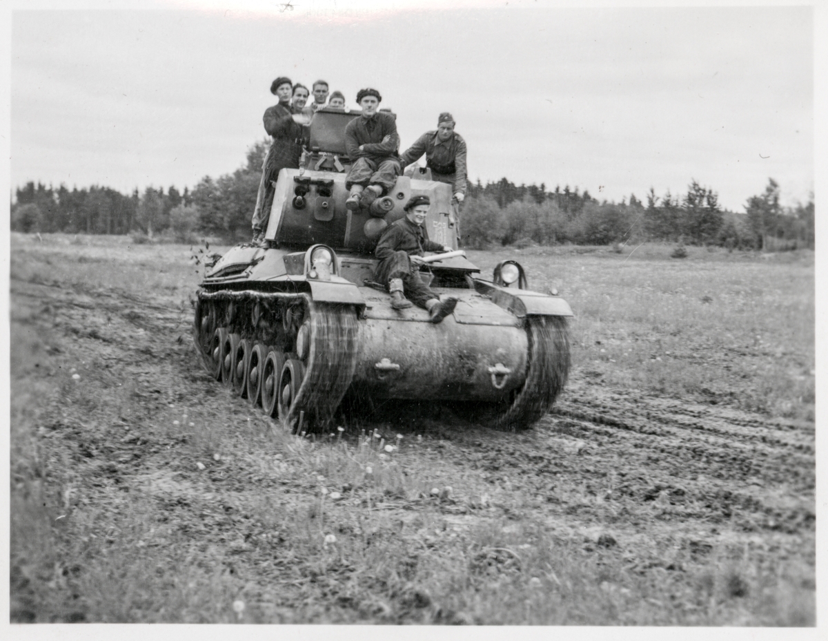 Soldater på en stridsvogn.