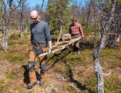 Arbeid med å sette opp buret på Daniel Mortenssons vinterbop
