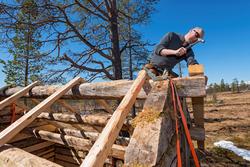 Arbeid med å sette opp buret på Daniel Mortenssons vinterbop