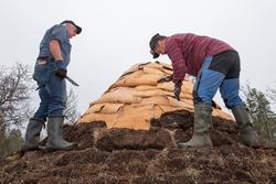 Bilde tatt i forbindelse med legging av torv på gamme. Fra g