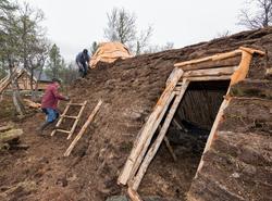 Bilde tatt i forbindelse med legging av torv på gamme. Fra g