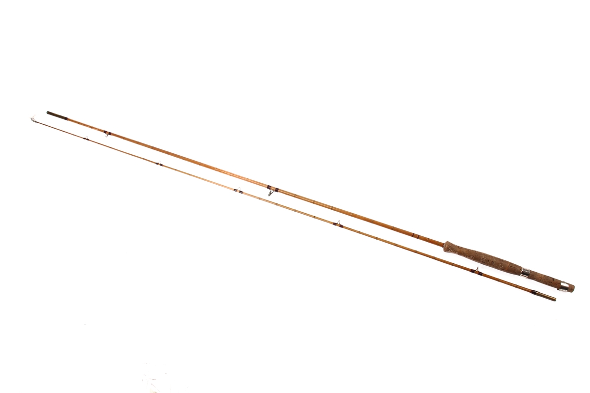 Tredelt, sekskanta fiskestang av typen splitcane, med ekstra tupp. Stanga er laga av bambus og handtaket av kork.