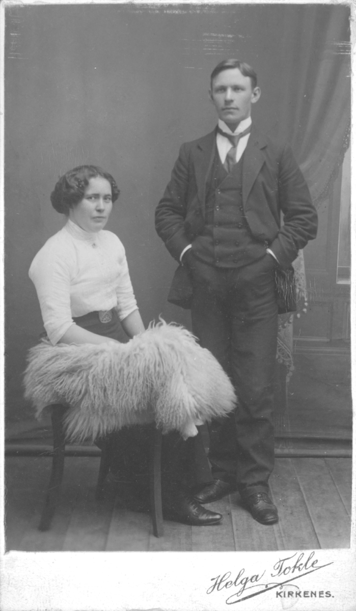 Album med portrettbilder. Albumet har tilhørt Aksel Konrad Mikkola og hans hustru Kathinka Marie, f. Mikkelsen. Det er nå i Solbjørg Mikkolas eie. Navnene til de portretterte er for en stor del ukjente, men mange er fra Neiden og Sør-Varanger. Kathinka kom opprinnelig fra Lofoten, og en del av bildene viser hennes familie i Nordland