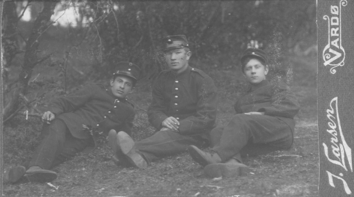 Album med portrettbilder. Albumet har tilhørt Aksel Konrad Mikkola og hans hustru Kathinka Marie, f. Mikkelsen. Det er nå i Solbjørg Mikkolas eie. Navnene til de portretterte er for en stor del ukjente, men mange er fra Neiden og Sør-Varanger. Kathinka kom opprinnelig fra Lofoten, og en del av bildene viser hennes familie i Nordland