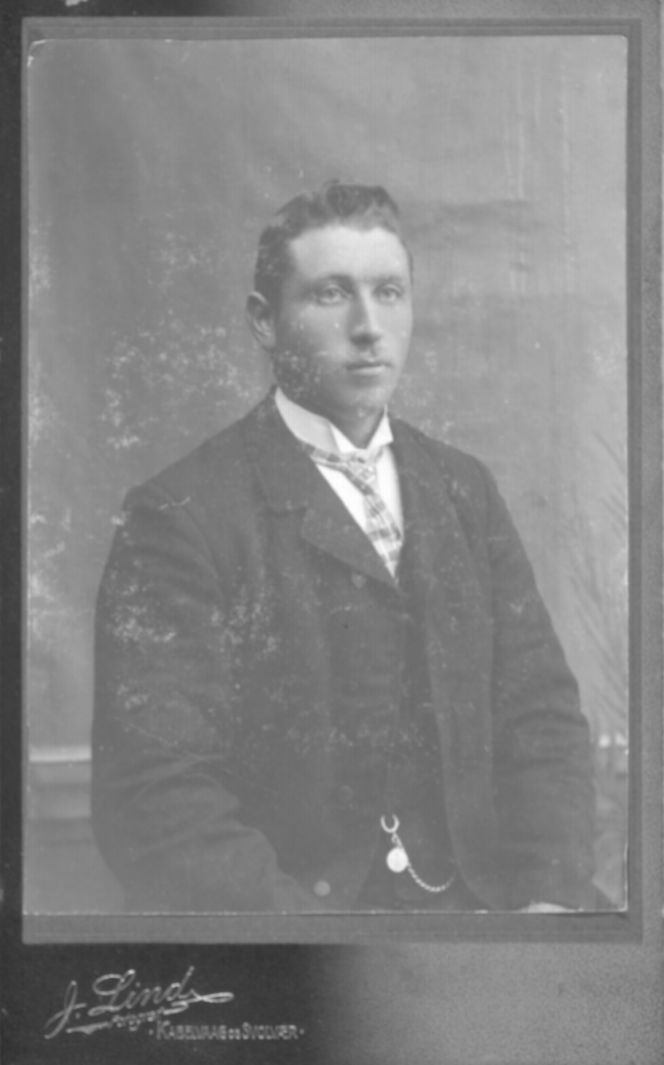 Album med portrettbilder. Albumet har tilhørt Aksel Konrad Mikkola og hans hustru Kathinka Marie, f. Mikkelsen. Det er nå i Solbjørg Mikkolas eie. Navnene til de portretterte er for en stor del ukjente, men mange er fra Neiden og Sør-Varanger. Kathinka kom opprinnelig fra Lofoten, og en del av bildene viser hennes familie i Nordland