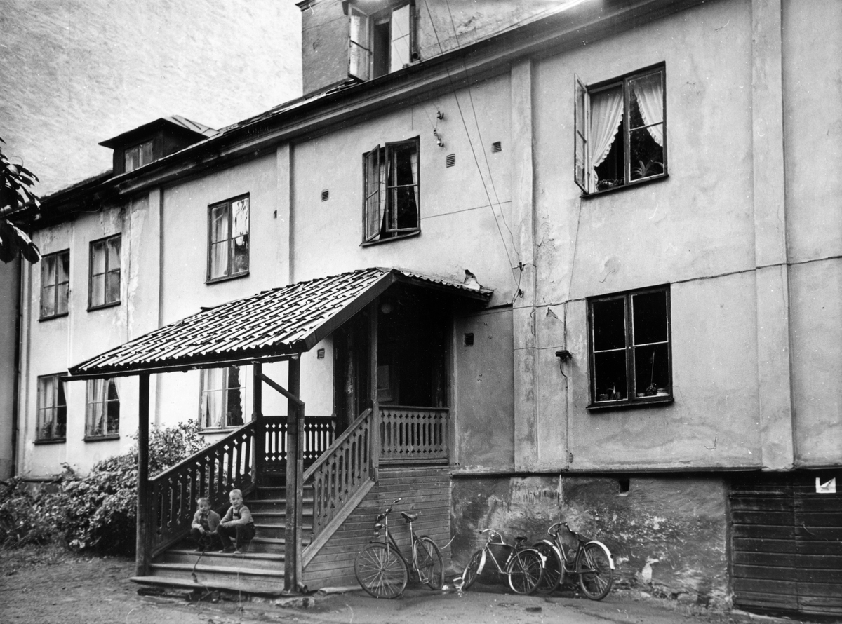Innergårdsentrén till bostadshuset på Luntgatan 16. Bilderna tagna i samband med rivningsbeslut 1958
