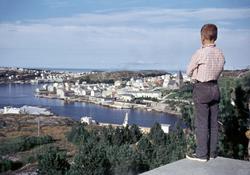 Foto av en gutt som står å ser i retning Nordlandet i Kristi