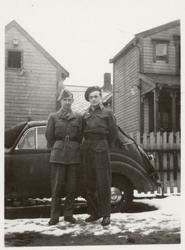 Ivar og Johan Iversen i uniform, foran en bil.