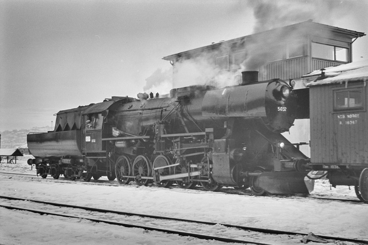 Damplokomotiv type 63a nr. 5032 med sporrenser på Trondheim stasjon.