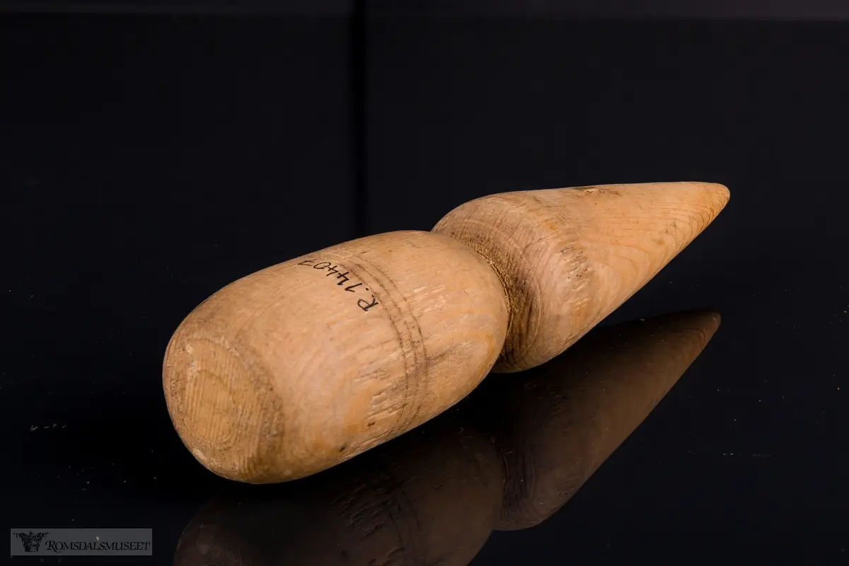 Dreid trepinne som er avrundet i bakkant og kjegleformet i enden. Til å forme krumkaker med.