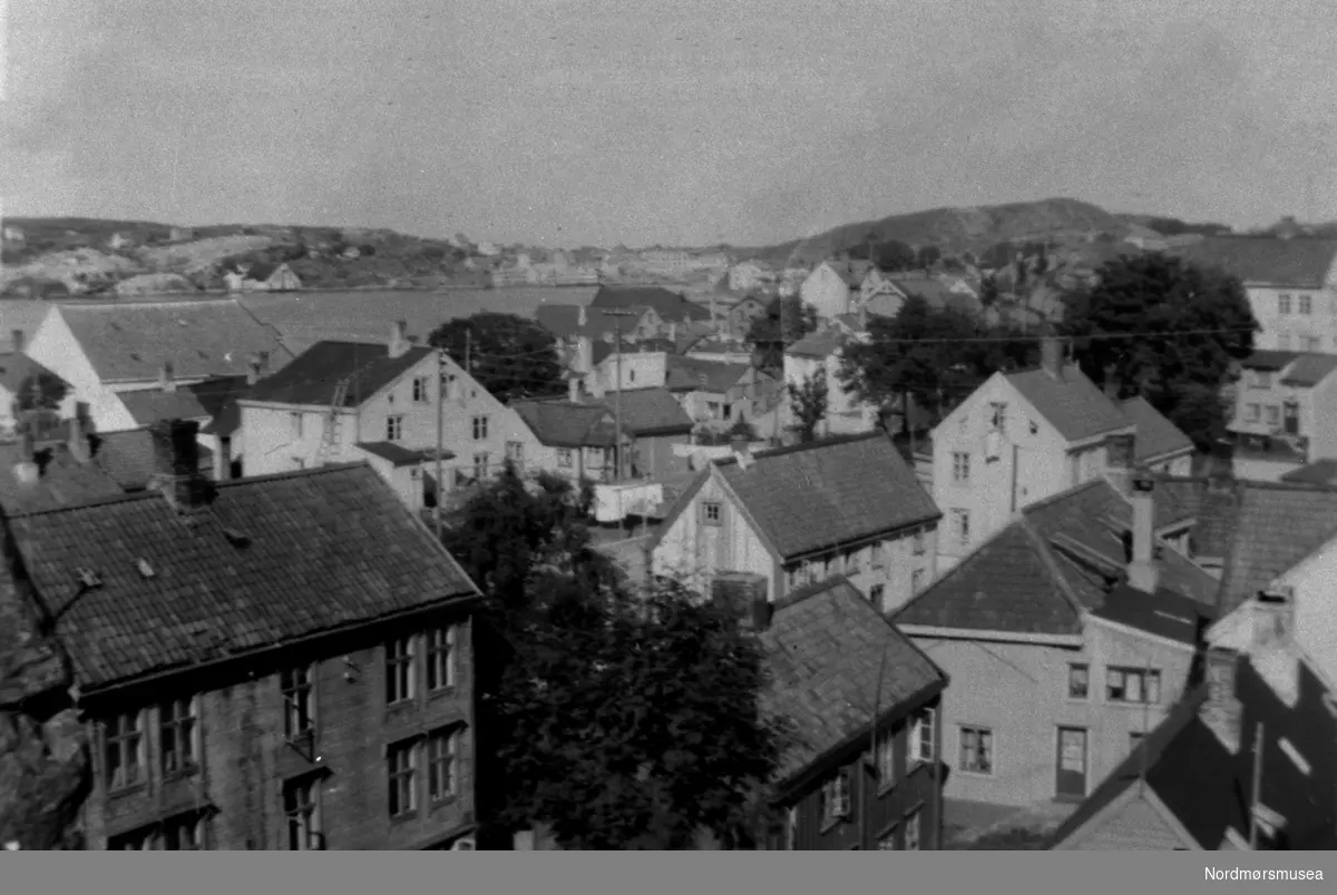 Dette er område med bygninger ovenfor Hønebukta. Fotografen står i Thomas Aasgaards gate.
(info: Svein Thorsø)  -  Kristiansund 1930-åra? . Nordmøre museums fotosamling