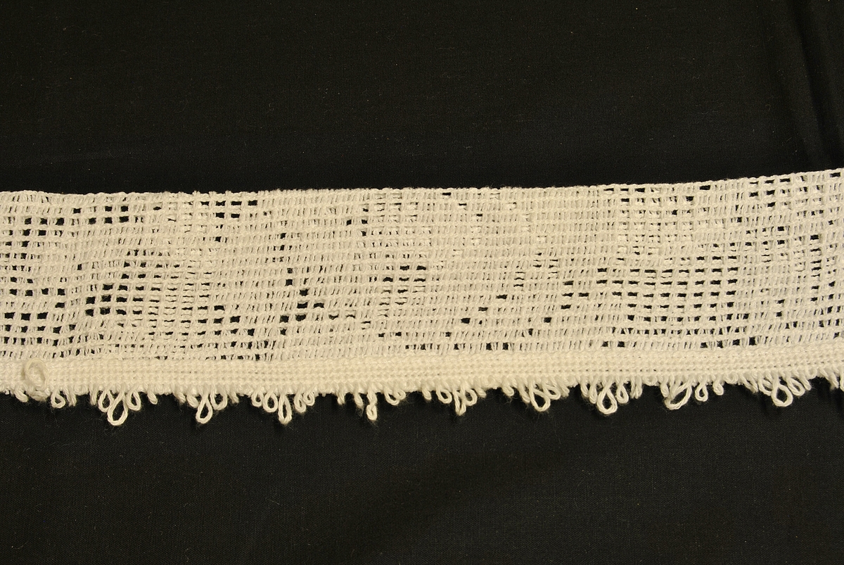 To stykk hvite gardinbånd. Maskinheklet.