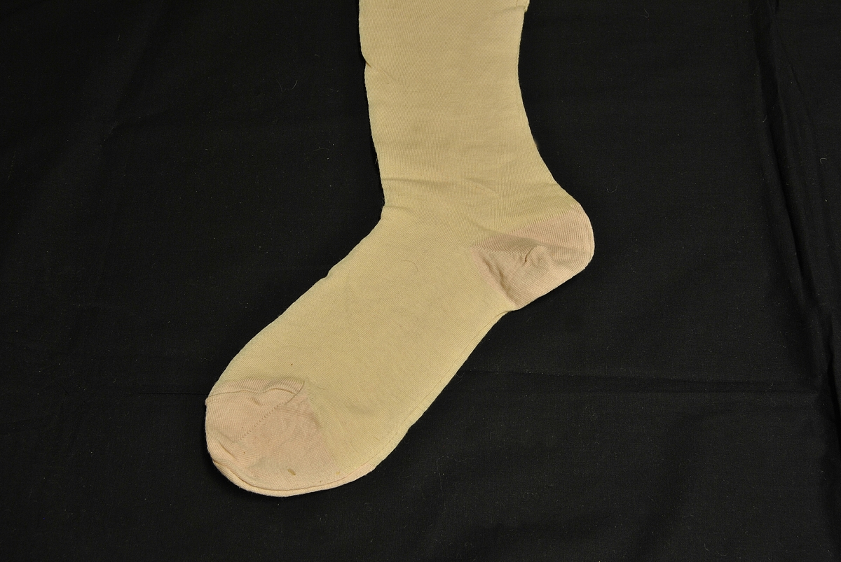 Ubrukte, lårlange strømper.
