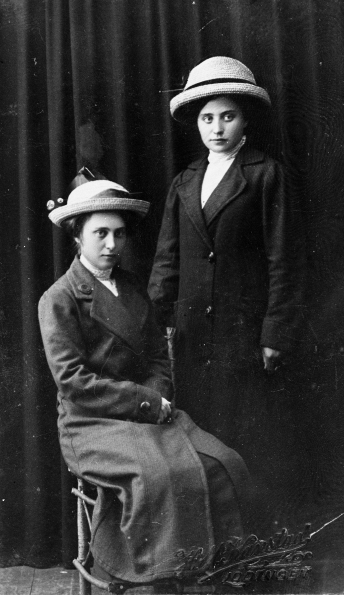 Olga og Clara Kvalø fra Erikstad, Lødingen. Clara var f. 1897 og døde på Stonglandseidet 1976.