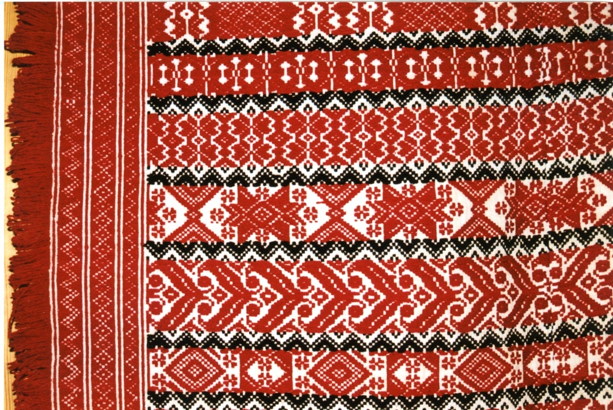 Kristnaåkle i skillbragd. Brukes rundt barnet på dåpsdagen.

Tilstand: Meget god.