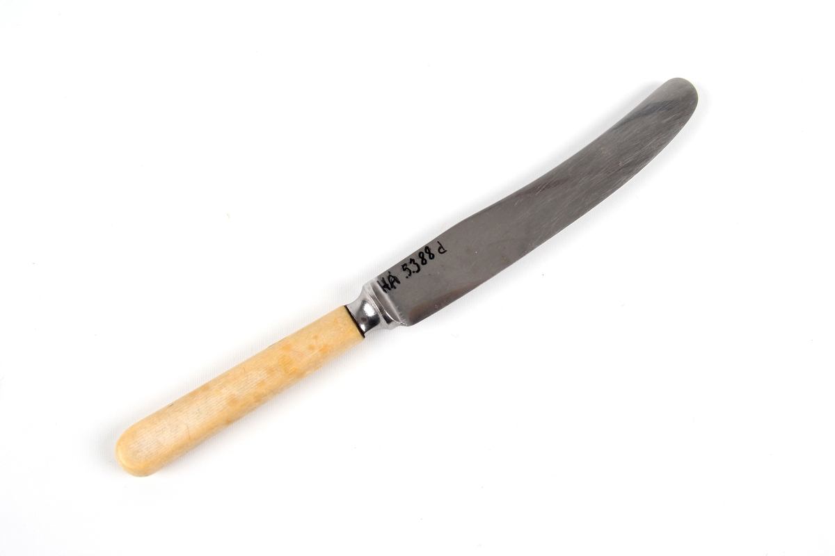 Bordkniv med blad av stål og skaft av hvitt bakelitt.