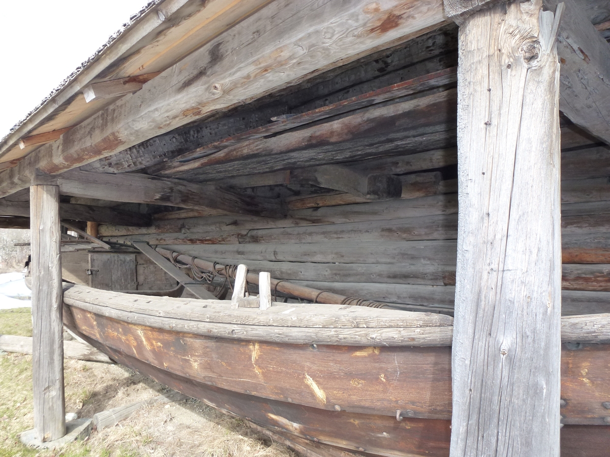 "Lestabåt" av Åfjordstype, med mast. Tauverk rundt masta. Veng i bakskottet. Tannet feste for rorkulten på vengen. 4 tolleganger. Tverr rong i forstevnen. Gjennom loten er et hull.