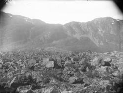 Rikard Berges fotoarkiv. Steinura Urdbøuri, som ligger i ves