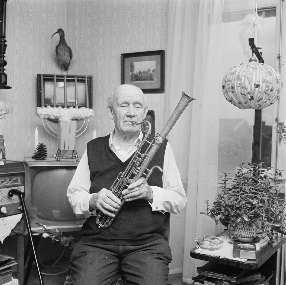 Axel Keijser spelar blåsinstrument, Tierp, Uppland, december 1966
