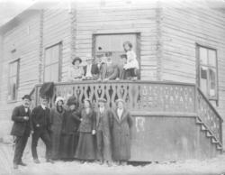 Mennesker samlet utenfor en stor bygning.