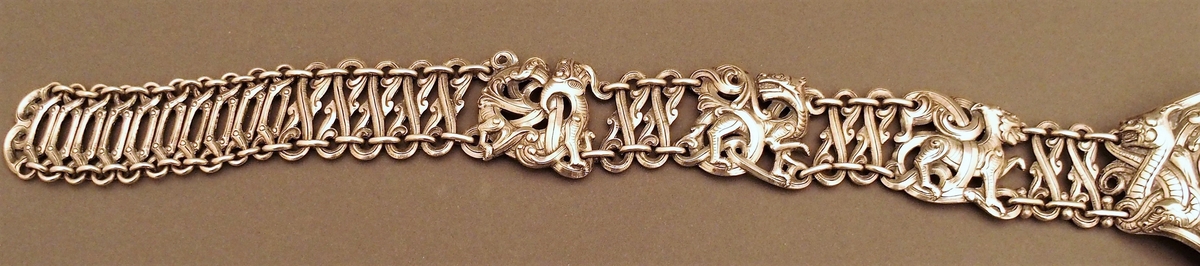 Konveks midtparti og seks plater med motiver fra historien om Sigurd Favnesbane. Forøvrig ranker, løver, drager og andre fantasidyr.