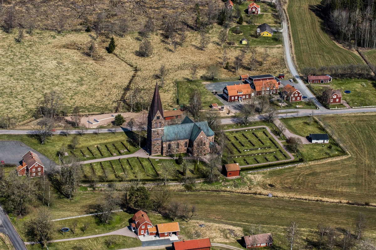 Flygfoto över Lommaryds kyrka i Aneby kommun.