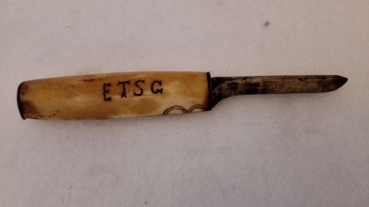 1 tollekniv.

Tollekniv med benskaft, hvori indskaaret E.T.S.G. 1855.

Kjøpt av Bjørn K. Gjedhus, Arnafjord.