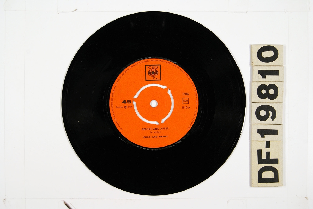 "Platen har sammen med en større samling grammofoner, plater og radioutstyr tilhørt en privatperson i Egersund."

Vinylsingel med papircover og plastlomme.