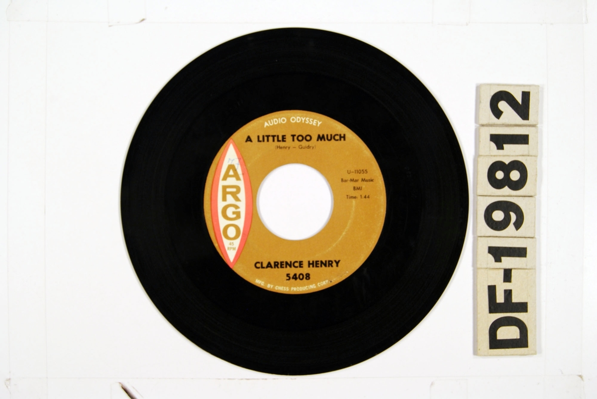 "Platen har sammen med en større samling grammofoner, plater og radioutstyr tilhørt en privatperson i Egersund."

Vinylsingel med papircover.