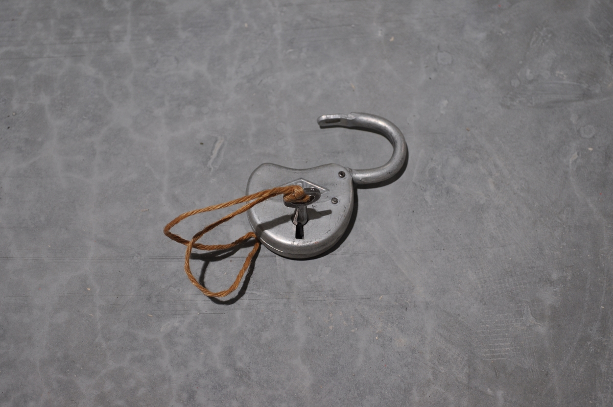 Beredskapskoffert for Postgiro Låsbar. Innhold i tilfelle krig.
Innhold:
1. Instruks for kontohavere
2. Instruks for postkontorer
3. Melding til postgirokontohavere
4. Innkortmelding, bl. 603
5. Utbetalingskort, bl. 570 B.
6. Gireringskort bl. 565 B
7. ..... bl. 784