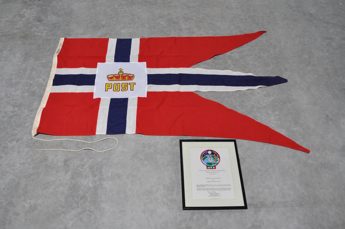 Postflagg med diplom. Flagget har med på romferge.