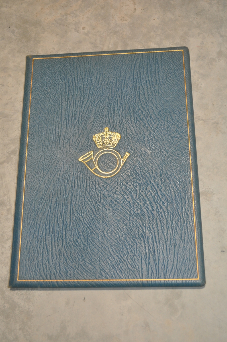 Skinnomslag med papirark med gratulasjonshilsen på innsiden.