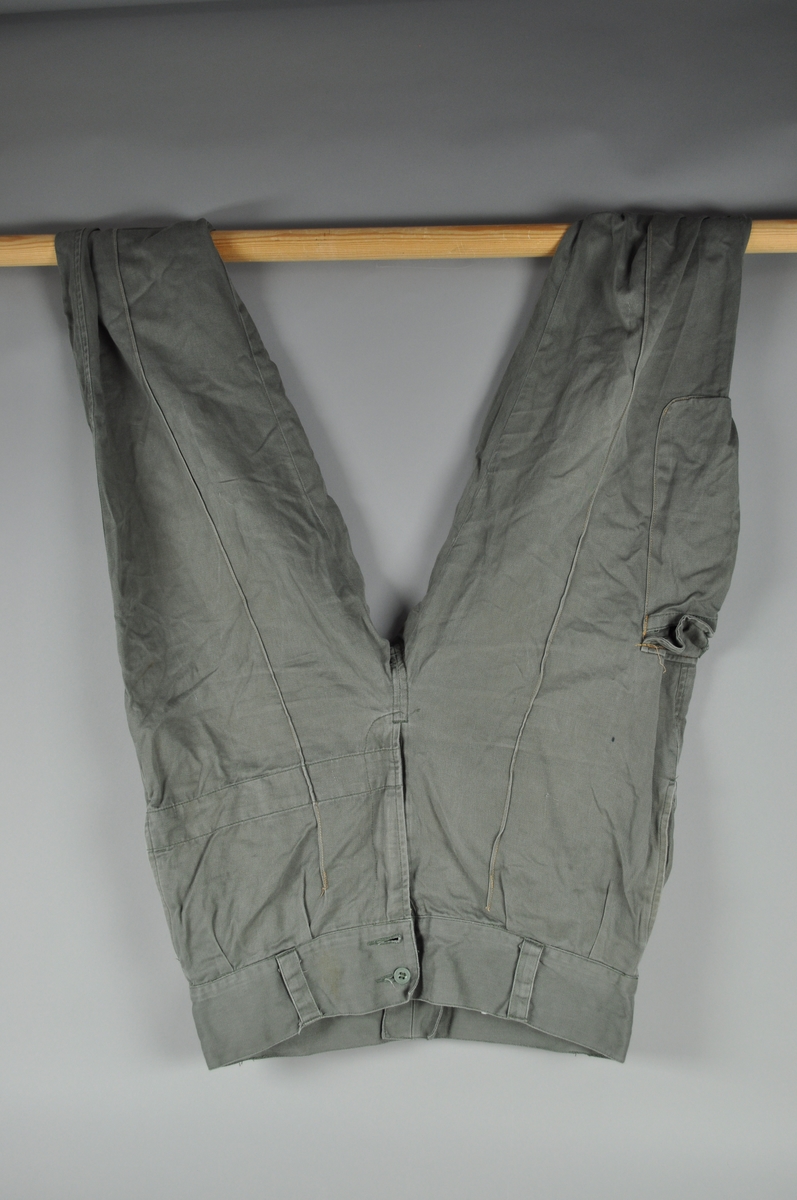 Uniform i to deler. Kortermet tynn uniform. Jakke størrelse L. Benklær størrelse 38.