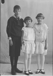 Portrett. trolig av tre søsken. De er sønskeby's barn fornav