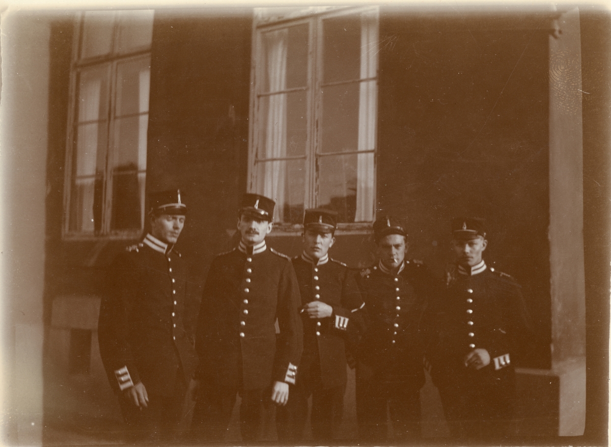 Grupporträtt av soldater vid Göta livgarde I 2 i uniform m/1886.