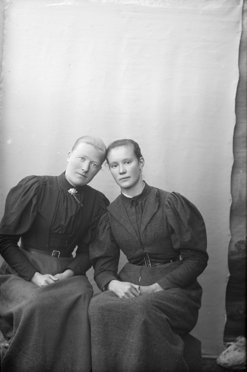 Portrett av Gina Holmyren til venstre og Marit Reret til høgre.
