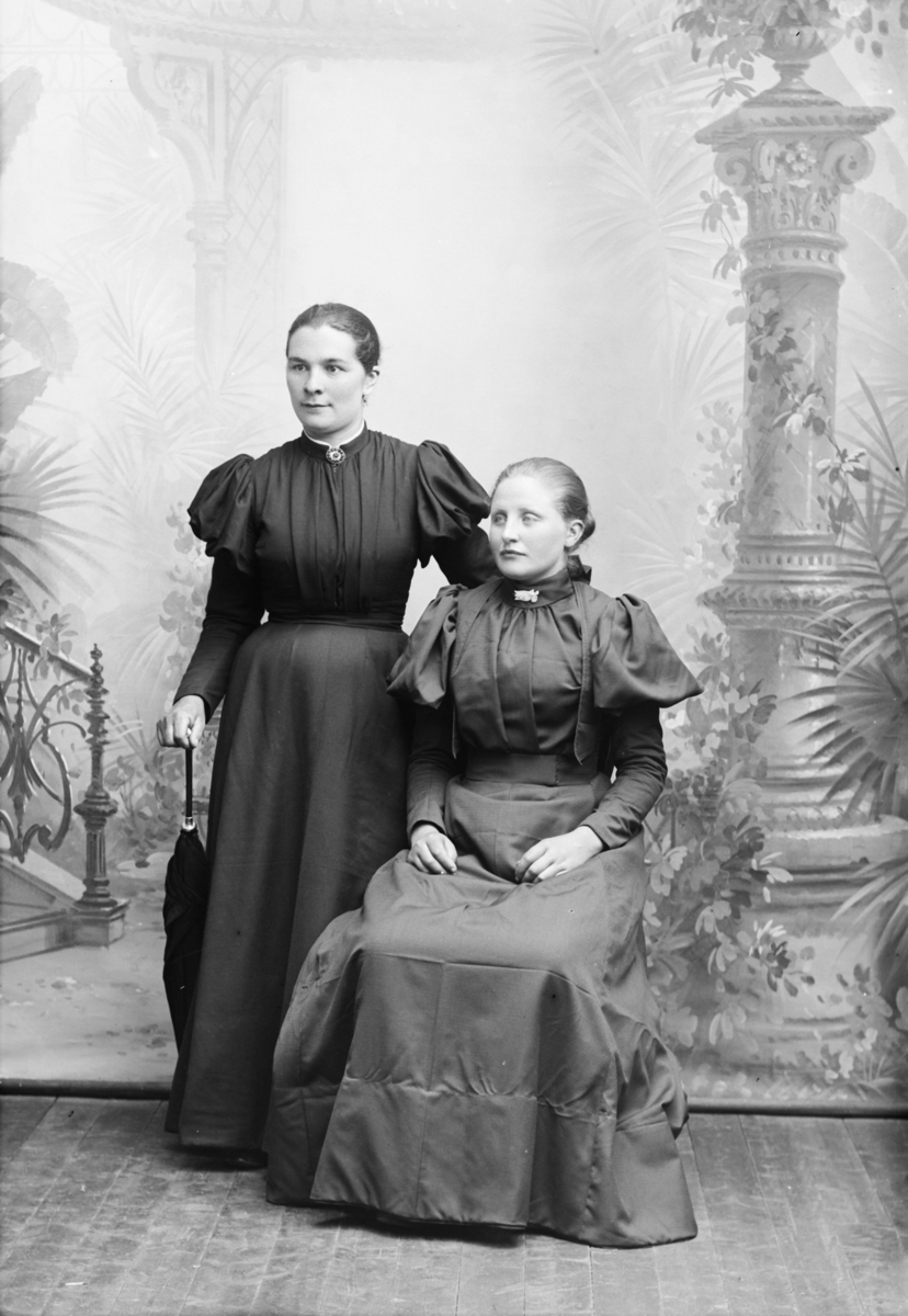 Portrett av to kvinner, Mari Bakken til venstre, Anna Myhre til høgre