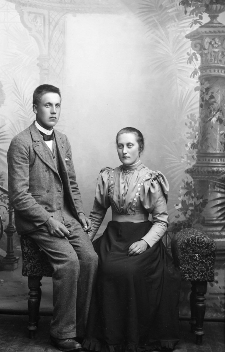 Portrett av søsknene Ragna, f 1880 og Emil Linde, født 1880. Begge født Sødorp, Nord-Fron