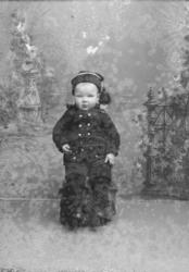 Portrett. Liten gutt i helfigur. Sverre Lie