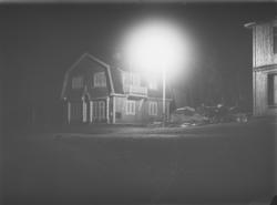 Bokhandler Narvesens hus i kunstig lys. Dekorert inngangspar