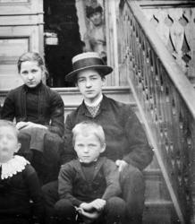 barn, unge, stråhatt, trapp. ca 1910. Samlingen har tillhørt