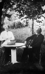 et par, mann, kvinne, hagebord, kurvstol, landliv, fri. ca 1