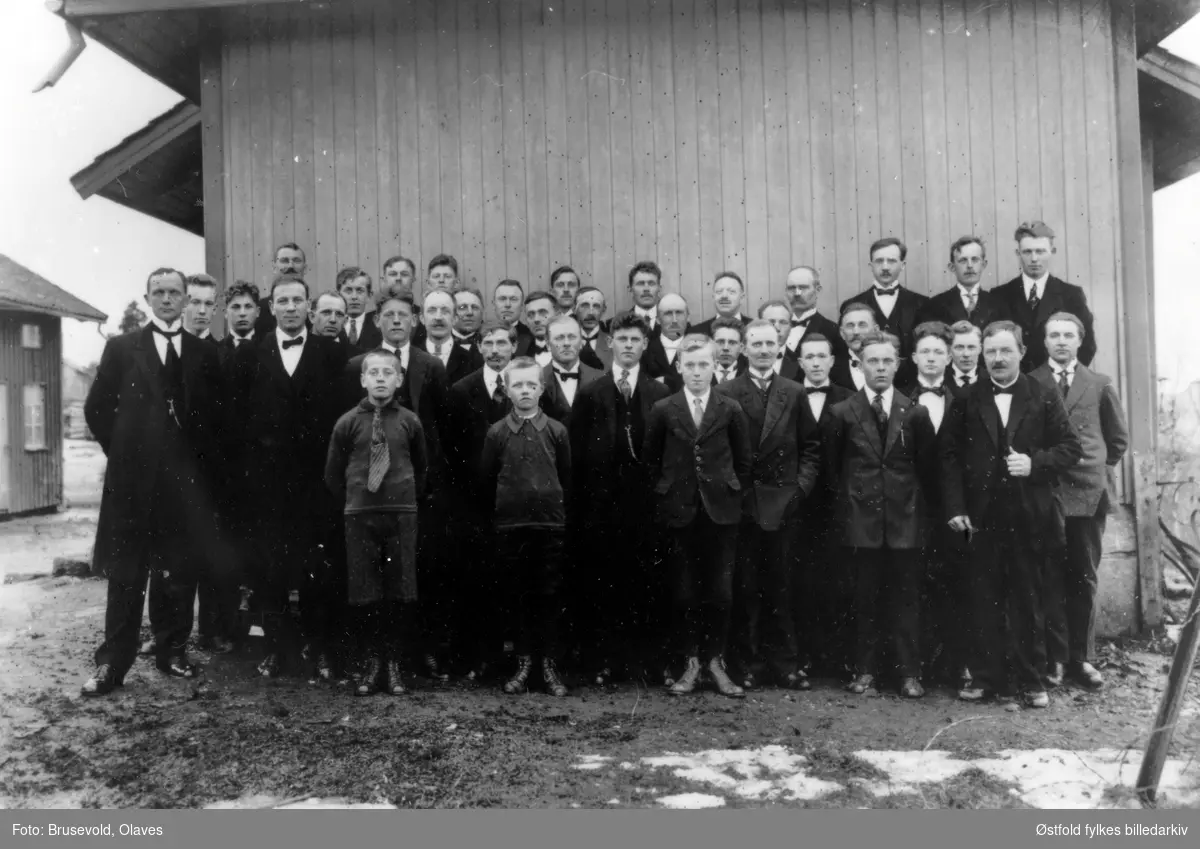 Musikkforeningen Klang fra Skjeberg fotografert 9. april 1924 i anledning deres 25-års jubileum. Gruppen står utenfor Foreningsborg på Ise. Bygningen er nå revet, lå inntil riksvei 111. Deres dirigent Olaves Brusevold har tatt bildet. Navneliste med plassering, se bilde 2.