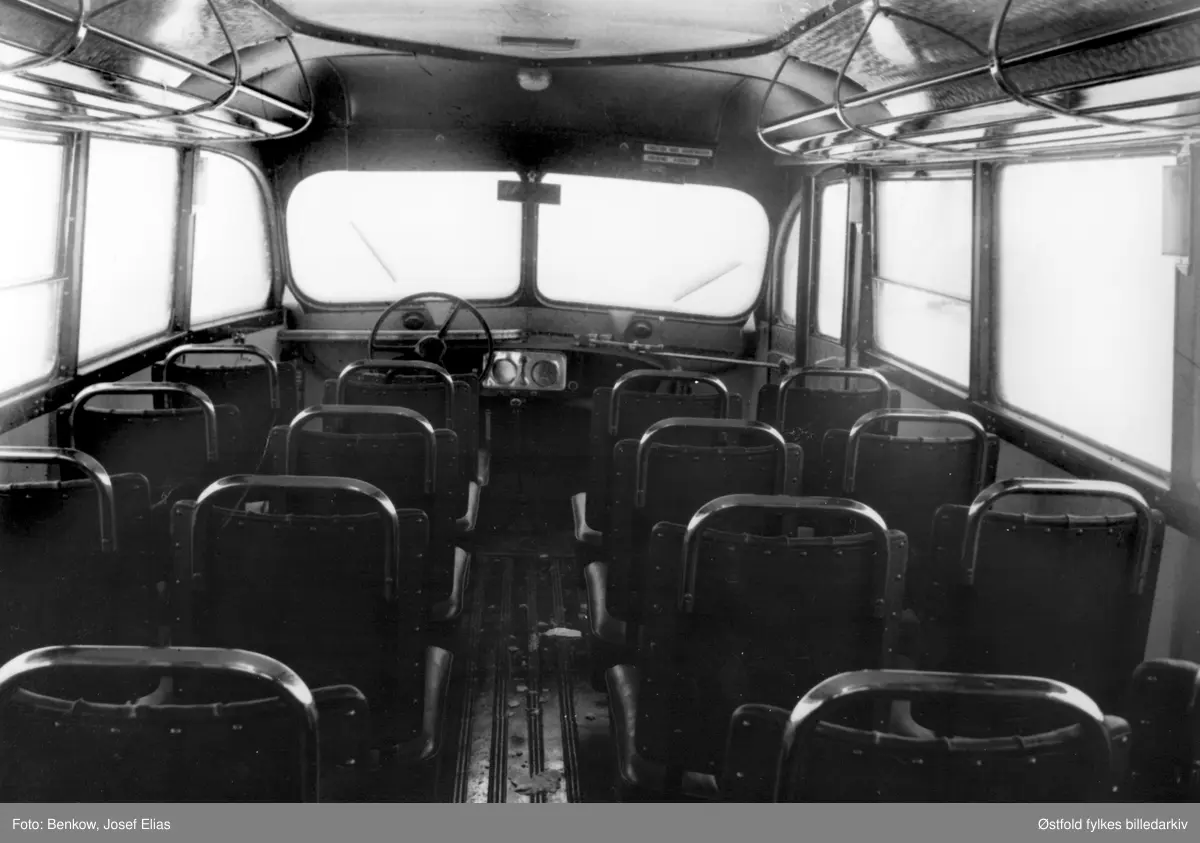 Bussinteriør. Syrrist & Lunden, karosseriverksted, etablert 1. oktober 1945. Arne Syrrist og Erik Lundén. Øreveien 11, Rygge.
Bygging av alle salgslastebil, varebil, ambulansebil og busskrosserier. Reparasjonsarbeid. Alt lakkeringsarbeid blir utført ved verkstedet.