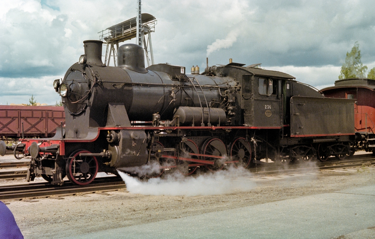 Veterantog på Elverum stasjon. Toget trekkes av damplokomotiv type 24b nr. 236.
