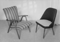 Armlenestol og stol utan armlene.