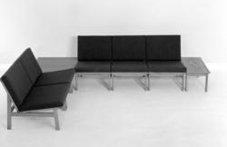 Seksjon/ sofabenk og hjørne-/seksjonsbord.