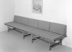 Sofabenk og hjørnebord.