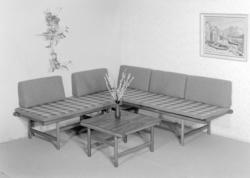 Sofabenk; hjørne og bord.