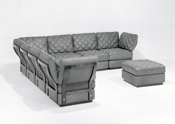 Hjørnesofa og fotskammel/pall.